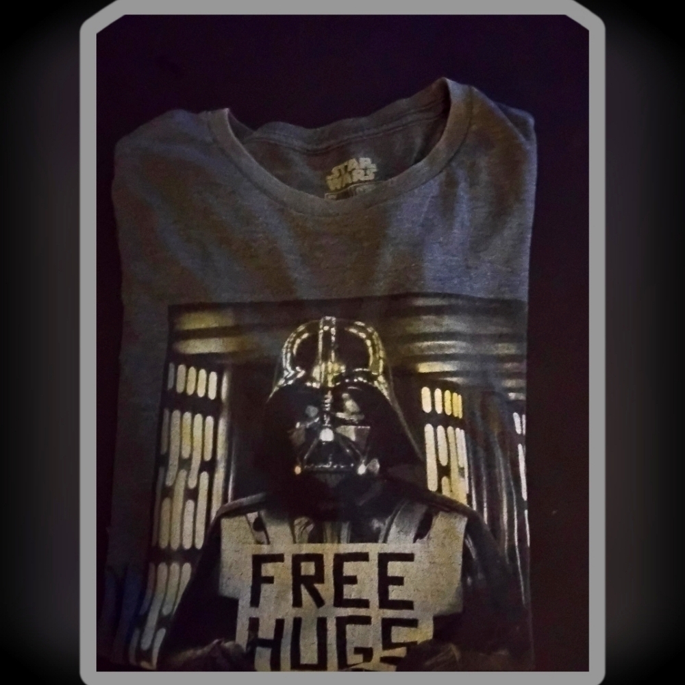 Fifth Sun Star Wars Darth Vader "Free Hugs" Charcoal Gray Tee Shirt